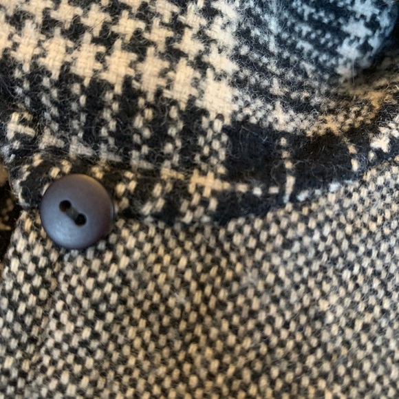 Elegant Plaid Women's Blazer - Black and Tan - Picture 10 of 11